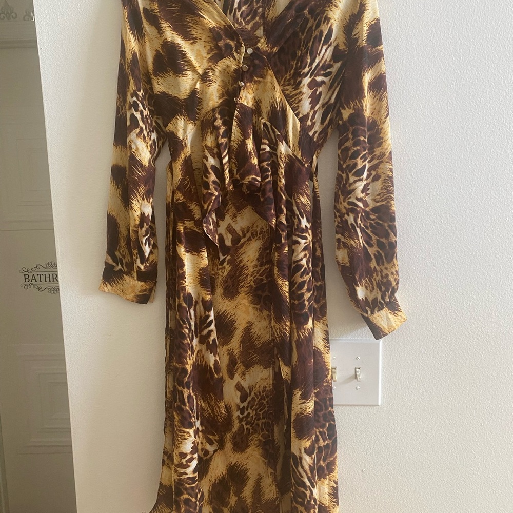 Leopard crop top with long back train.